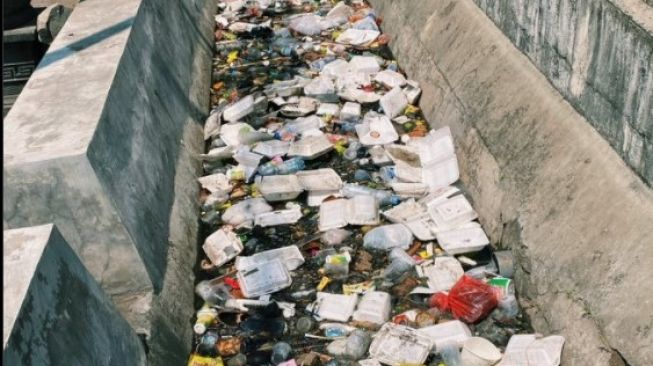 Jorok! Drainase di Malang Penuh Sampah Styrofoam dan Plastik