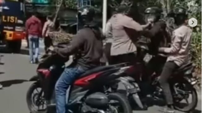 Video Detik-detik Polisi Pukul Pemotor di Ponorogo Viral, Warganet Geram