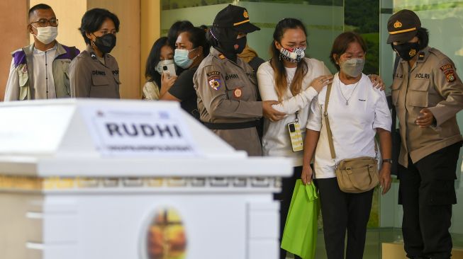 Keluarga korban kebakaran lapas kelas 1 Tangerang menangis usai menerima peti jenazah korban kebakaran dari Tim DVI Polri di RS Polri, Kramat Jati, di Jakarta, Jumat (10/9/2021).  ANTARA FOTO/Galih Pradipta