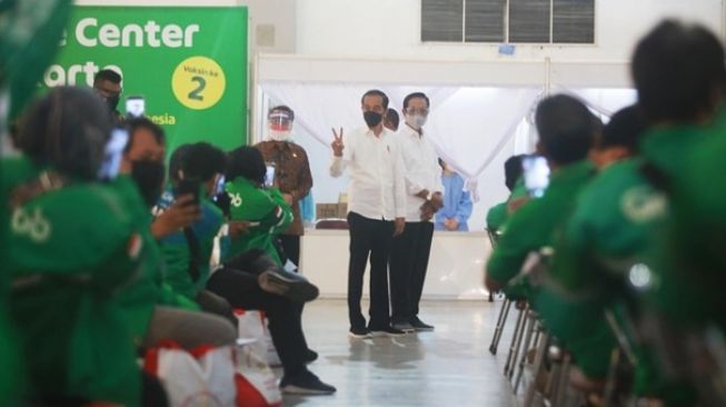 Presiden Jokowi mengunjungi program vaksinasi bagi disabilitas. [Grab]