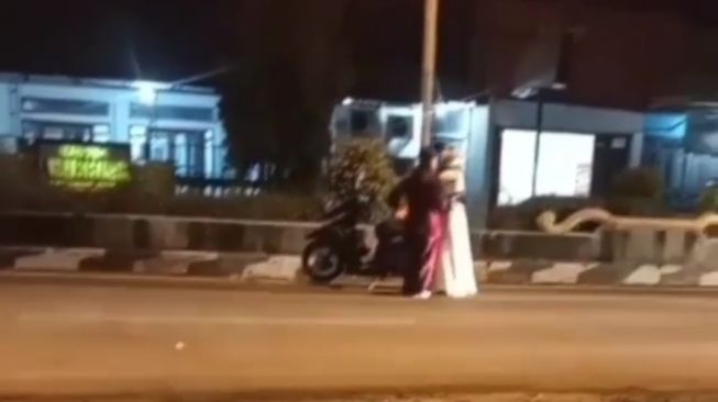 Pengendara Wanita di Pemalang Ini Berhenti Tengah Jalan, Warganet: Emak-emak Mah Bebas