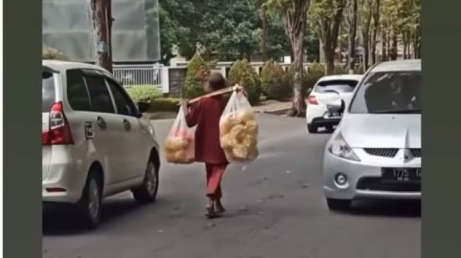 Viral Jualan Kerupuk di Tengah Jalan Raya, Netizen: S3 Marketing