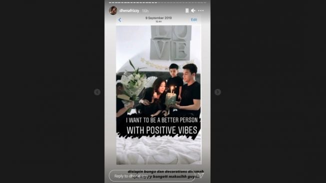 Potret kenangan ulang tahun Dhena Devanka bareng Jonathan Frizzy. [Instagram/dhenafrizzy]