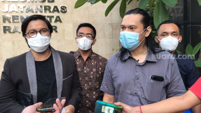 Tim Pengacara Devi Waluyo yang melaporkan David NOAH terkait dugaan penipuan di Polda Metro Jaya. (Suara.com/10/9/2021)