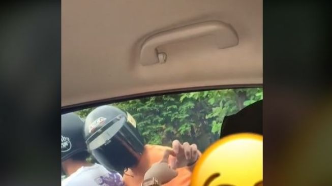 Aksi Tak Terduga Pria saat Naik Motor, Endingnya So Sweet Banget!