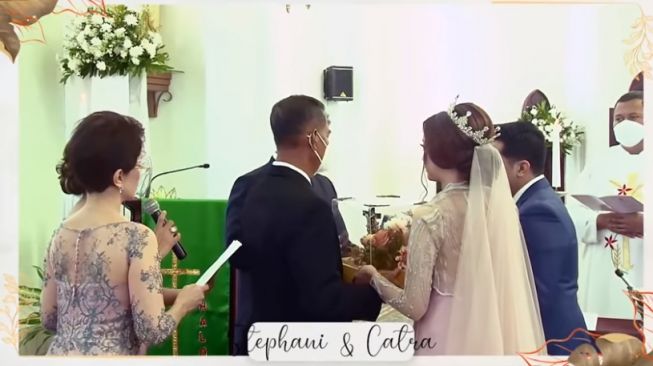 Momen pemberkatan anak Minati Atmanegara, Catra Felder dan Stephani Defirstta. [Youtube/Stephani Defirstta]