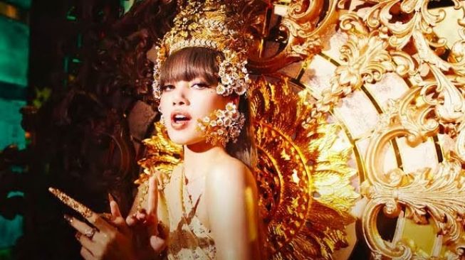 Lisa saat mengenakan custom bernuansa Thailand pada single solonya yang berjudul Lalisa. (Youtube/Blackpink)