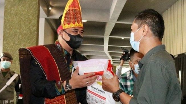 Bobby Nasution Salurkan Bantuan Ke Wartawan dan Pekerja Pariwisata