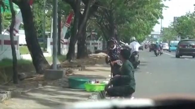 Aksi Borong Dagangan Penjual Kecil di Kota Makassar, Anda Berminat ?