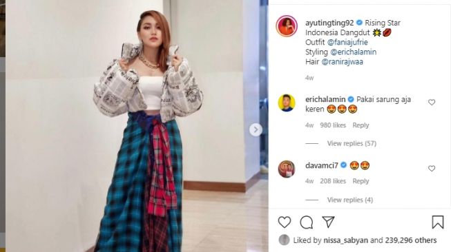 Potret Ayu Ting Ting pamer perut rata. [Instagram/ayutingting92]