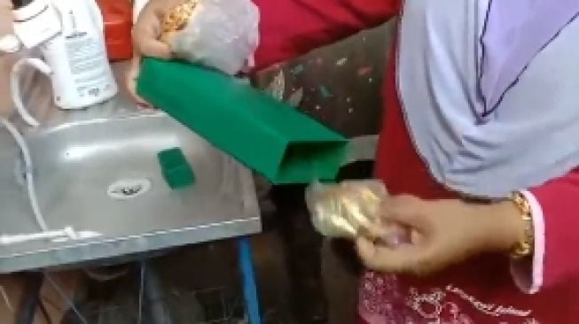 Sejumlah orang mengais sampah demi temukan perhiasan emas (instagram)