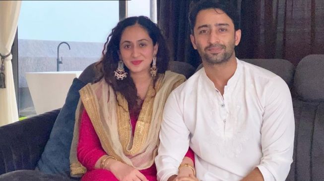 5 Potret Shaheer Sheikh dan Istri Momong Anak, Gemas!