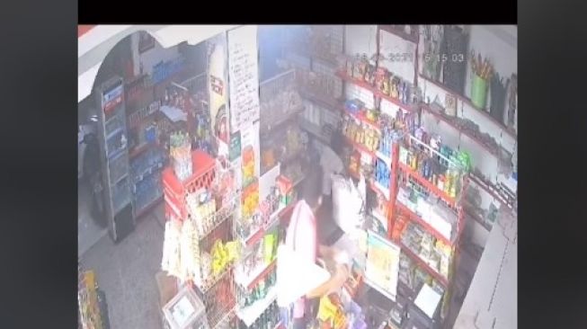 Sebuah video rekaman CCTV yang memperlihatkan seorang pria mencuri rokok di sebuah minimarket, viral di media sosial. [Tangkapan layar TikTok]