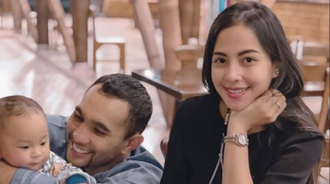 Potret terbaru Enji mantan Ayu Ting Ting dengan istri baru. [Instagram/hanakartka]