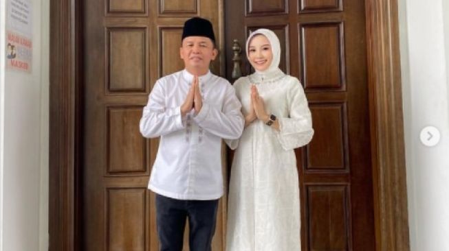 10 Potret Thisia Halijam, Putri Pariwisata Nikah dengan Anggota DPR, Beda 27 Tahun