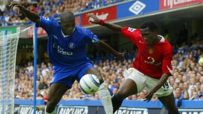 Eric Djemba Djemba (kanan) saat berseragam Manchester United. (JIM WATSON / AFP)