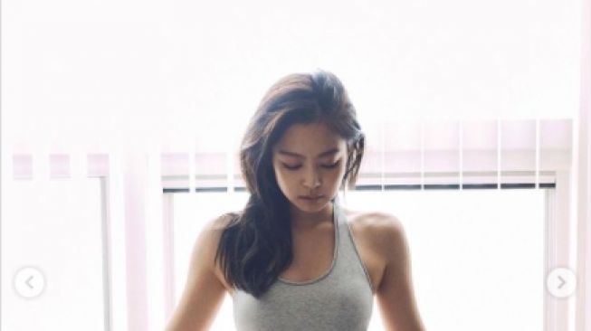 Potret Jennie Blackpink untuk Calvin Klein. [Instagram/calvinklein]