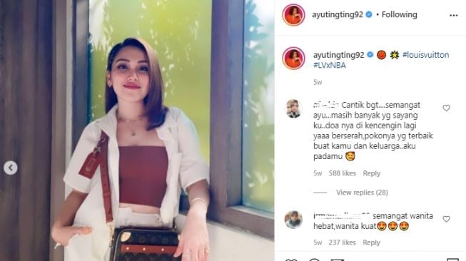 Potret Ayu Ting Ting pamer perut rata. [Instagram/ayutingting92]