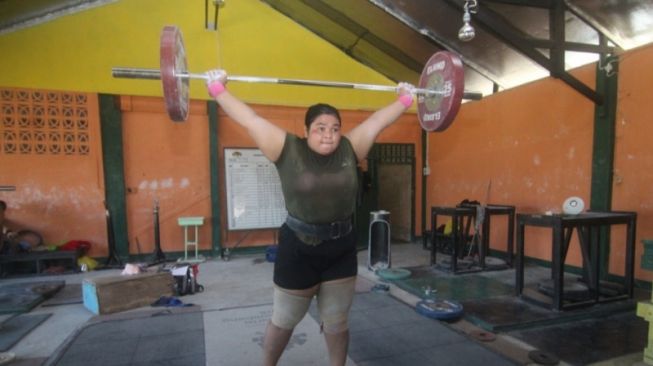 PON Papua 2021: Lifter Putri Kalbar Diska Oktaviani Incar Medali Emas