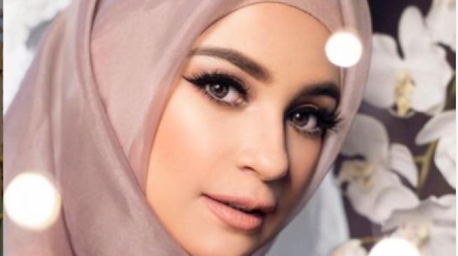 Potret Shireen Sungkar dengan make up tebal. [Instagram/shireensungkar]