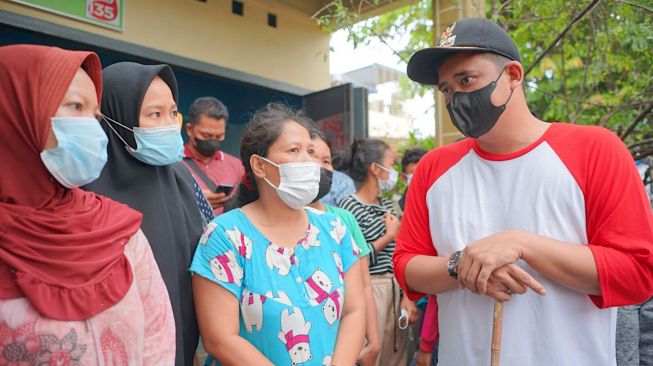 Wali Kota Medan Bobby Nasution saat berdialog dengan warga. [Ist]