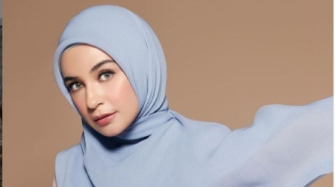 Potret Shireen Sungkar dengan make up tebal. [Instagram/shireensungkar]