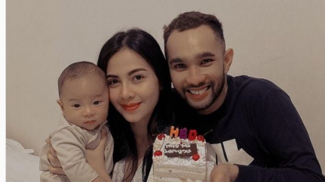 Potret terbaru Enji mantan Ayu Ting Ting dengan istri baru. [Instagram/hanakartka]