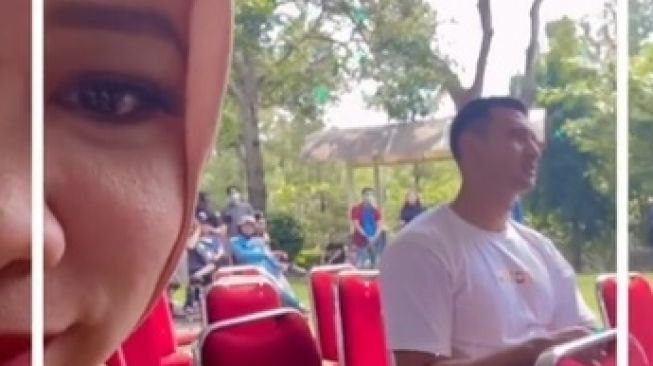 Viral Emak-emak Mati Gaya Terkepung Aktor Tenar. (TikTok)