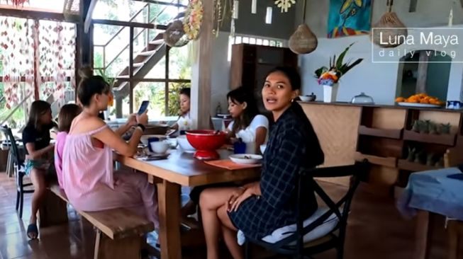 Potret rumah ibunda Luna Maya di Bali. [Youtube/Luna Maya] 