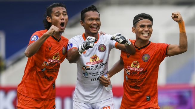 Pesepak bola Persiraja Banda Aceh Fakrurrazi (tengah), Mohammad Rifaldi (kanan) dan Hamdan Zamzani (kiri) melakukan selebrasi usai menang atas PSS Sleman dalam lanjutan Liga 1 2021-2022 di Stadion Madya Gelora Bung Karno, Jakarta, Sabtu (11/9/2021).  ANTARA FOTO/Galih Pradipta