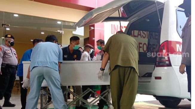 Jenazah korban kebakaran Lapas Tangerang dimasukkan ke dalam mobil ambulans di RS Polri Kramat Jati, Jakarta Timur, Sabtu (11/9/2021). [Suara.com/Yaumal Asri Adi Hutasuhut]