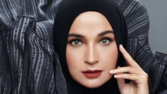 Potret Shireen Sungkar dengan make up tebal. [Instagram/shireensungkar]