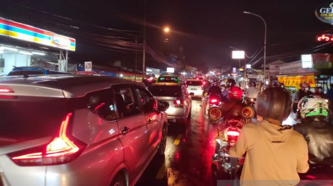 Malam Minggu, Jalur Puncak dari Cipayung Hingga Taman Safari Macet