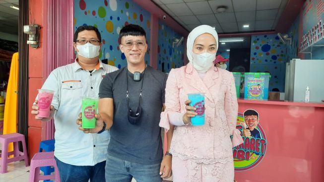 Ruri Repvblik membuka cabang untuk produk minuman kekinian miliknya yang bernama Es Permen Karet Ruri di kawasan Bogor, Jawa Barat, Sabtu (11/9/2201). [Ismail/Suara.com]