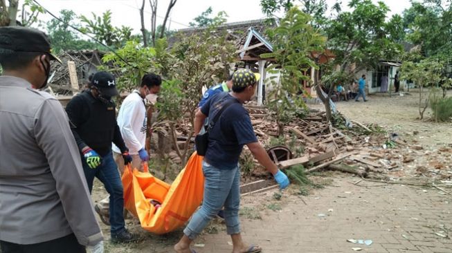 Ledakan bom ikan menghancurkan dua rumah di Desa Macan Putih, Kecamatan Gondangwetan, Pasuruan, Sabtu (11/9/2021). [Times Indonesia]