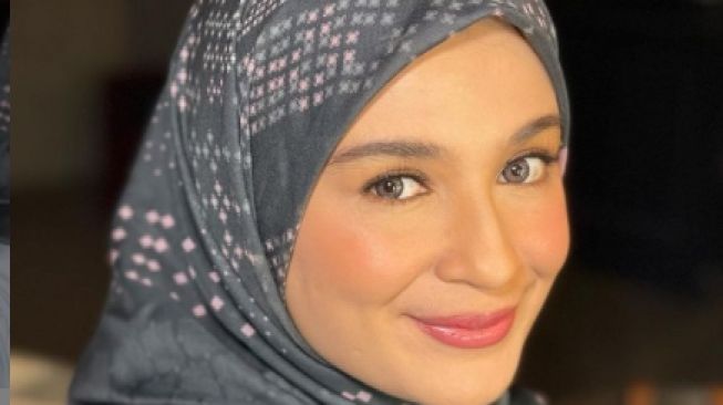 Potret Shireen Sungkar dengan make up tebal. [Instagram/shireensungkar]