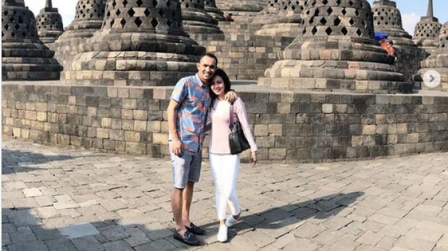 Potret terbaru Enji mantan Ayu Ting Ting dengan istri baru. [Instagram/hanakartka]