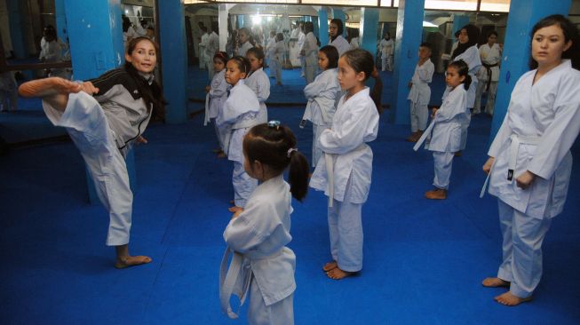 Atlet karate dan imigran asal Afghanistan Meena Asadi (kiri) melatih muridnya belajar karate di Cisarua Refugee Shotokan Karate Club (CRSKC), Kabupaten Bogor, Jawa Barat, Jumat (10/9/2021).  ANTARA FOTO/Arif Firmansyah