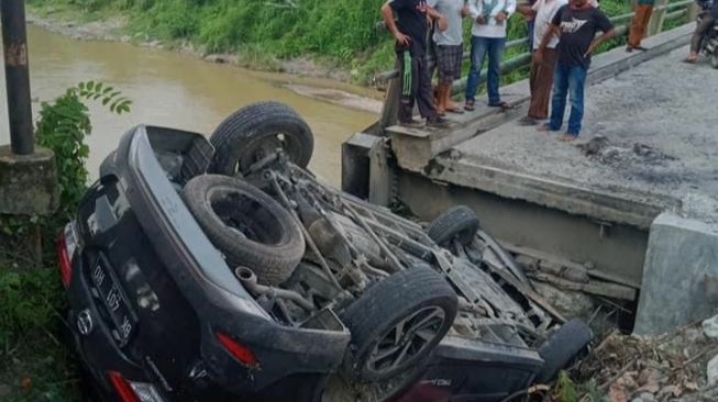 Hati-hati, Satu Mobil Toyota Rush Terperosok di Jembatan Tuntungan