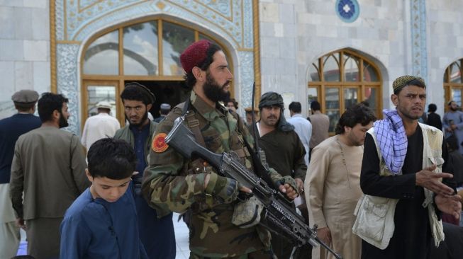 Seorang tentara Taliban berjaga jelang salat Jumat di Masjid Pul-e Khishti, Kota Kabul, Afghanistan, 3 September 2021. (foto: AFP)