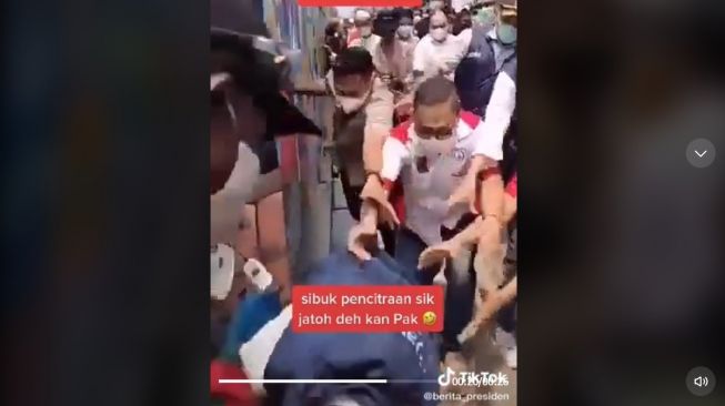 Tangkapan layar Gubernur DKI Anies Baswedan terperosok ke dalam saluran air. [TikTok]