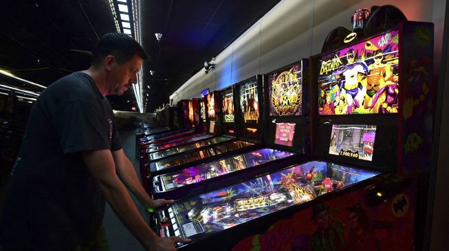 Mesin pinball dinyalakan menjelang lelang di Museum of Pinball di Banning, California, pada (10/9/2021). [Frederic J. BROWN / AFP]