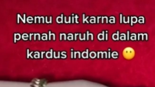 Wanita Temukan Uang Dibungkus Plastik di Kardus, Jumlahnya Bikin Syok