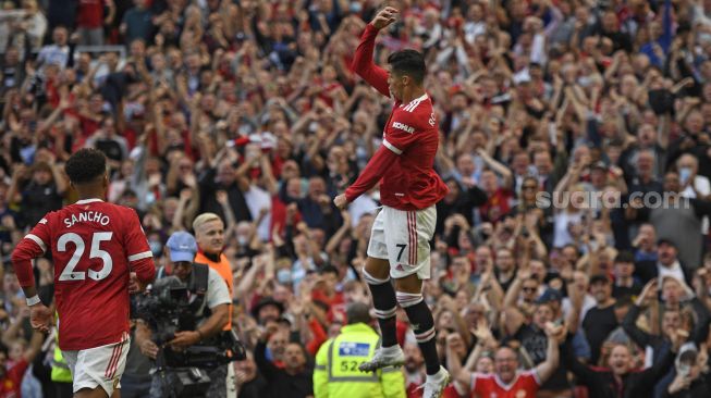 Striker Manchester United Cristiano Ronaldo (kanan) merayakan gol kedua mereka selama pertandingan sepak bola Liga Premier Inggris antara Manchester United dan Newcastle di Old Trafford, Manchester, Inggris, Sabtu (11/9/2021). [Oli SCARFF / AFP]