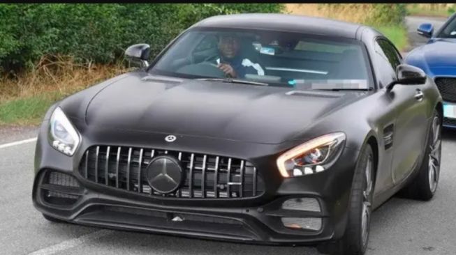 Romelu Lukaku bersama Mercedes AMG GT R (Zenpix)