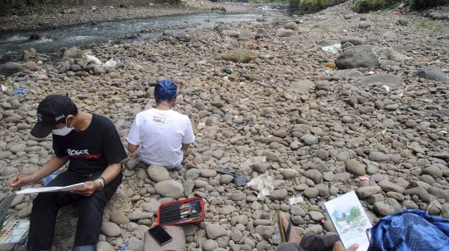 Peserta menggambar sketsa di bantaran sungai Ciliwung, Tanah Sareal, Kota Bogor, Jawa Barat, Minggu (12/9/2021). [ANTARA FOTO/Arif Firmansyah]