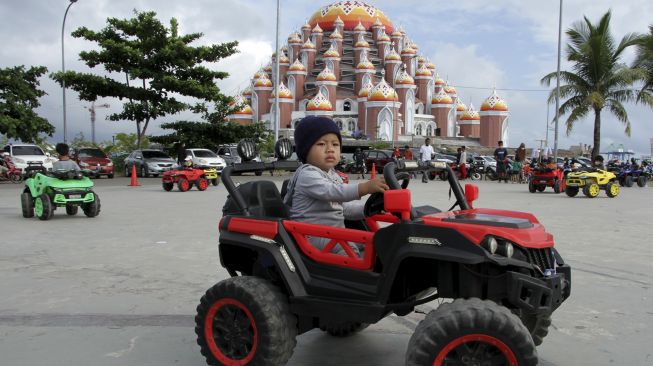 Sejumlah anak menikmati wahana permainan mobil "remote control" di Makassar, Sulawesi Selatan, Minggu (12/9/2021). [ANTARA FOTO/Arnas Padda]