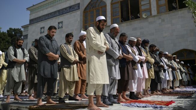 Taliban Kembali Berkuasa, Semakin Banyak Warga Afghanistan Salat di Masjid