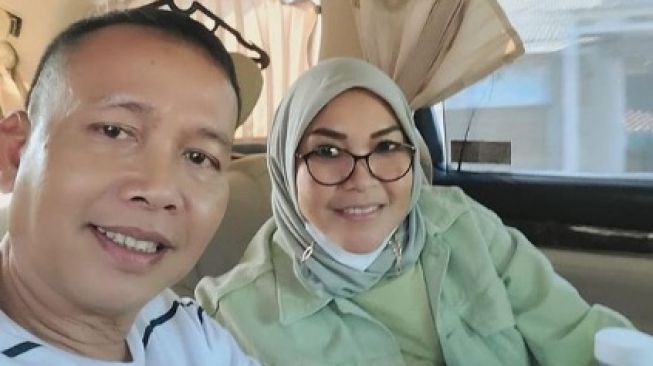 Orangtua Ayu Ting Ting yakni Abdul Rozak dan Umi Kalsum [Instagram/@mom_ayting92_]