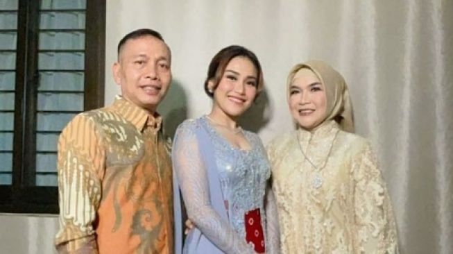 Ayu Ting Ting dan orangtuanya yakni Abdul Rozak serta Umi Kalsum [Instagram/@mom_ayting92_]